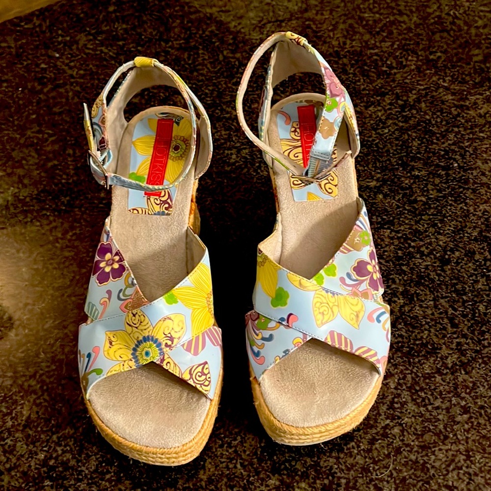 Women’s multi colored summer wedges. Size 9 and fits as expected. Like new.